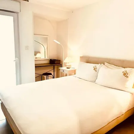 Апартаменты Modern Bright 2 Min Walk To The